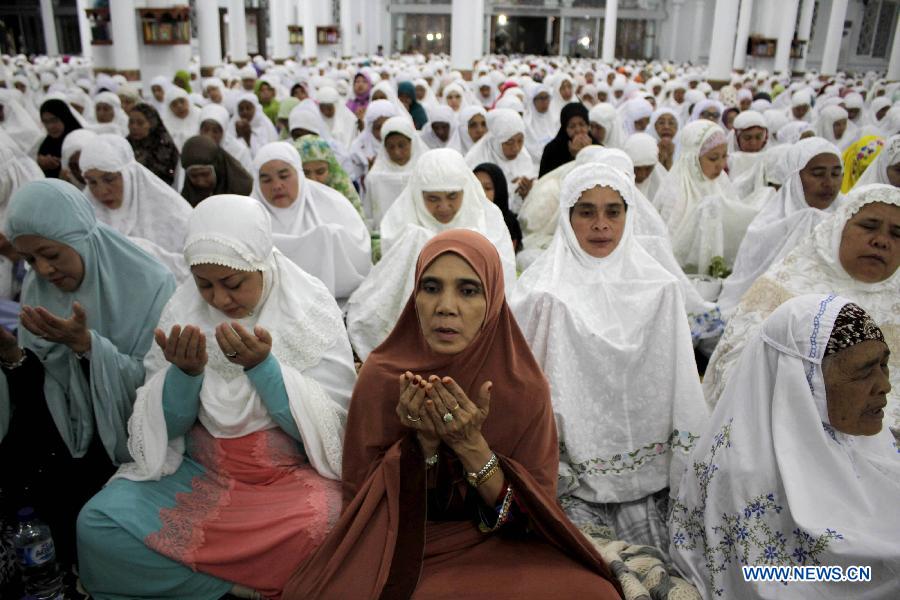 Indonesian Muslim women participate in mass praying during 10-year commemoration of Tsunami at Baiturrahman great mosque in Banda Aceh, Indonesia, Dec. 25, 2014.