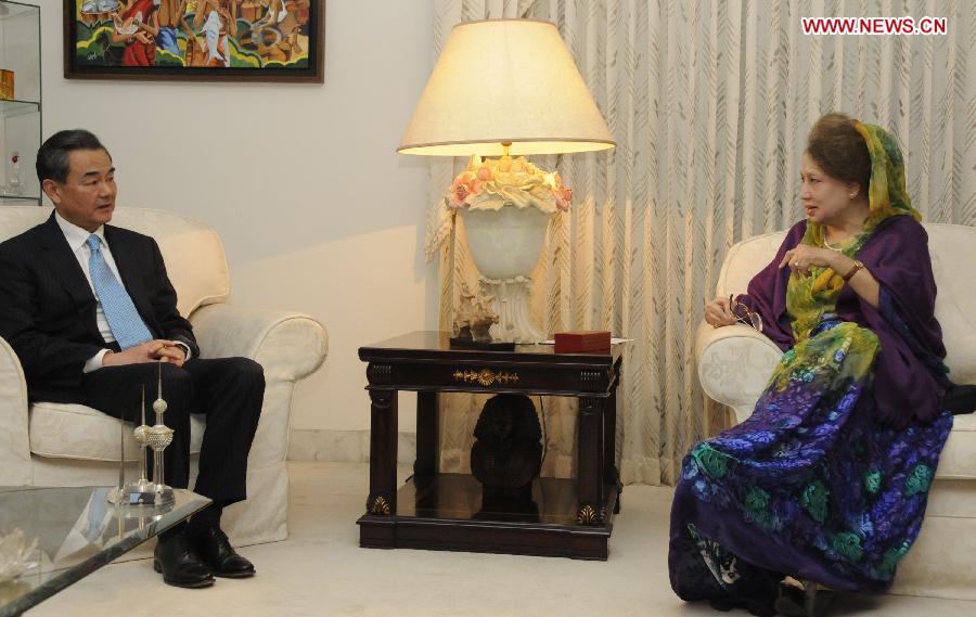 Chinese Foreign Minister Wang Yi (L) meets with Bangladesh's former prime minister and Bangladesh Nationalist Party (BNP) chairperson Khaleda Zia in Dhaka, Bangladesh, Dec. 28, 2014. 