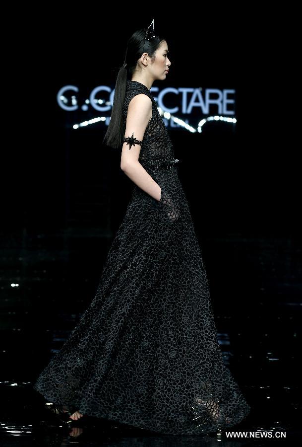 A model presents a creation by designer Liu Sicong during a show event of the China-ASEAN fashion week in Nanning, capital of southwest China's Guangxi Zhuang Autonomous Region, Jan. 2, 2015. (Xinhua/Chen Jianli) 