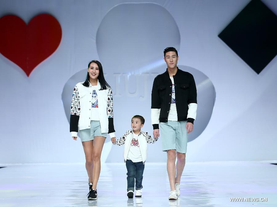 Models present creations by designer Liu Jia during a show event of the China-ASEAN fashion week in Nanning, capital of southwest China's Guangxi Zhuang Autonomous Region, Jan. 2, 2015. (Xinhua/Chen Jianli) 