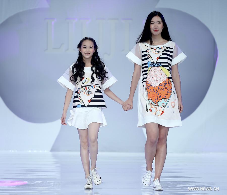 Models present creations by designer Liu Jia during a show event of the China-ASEAN fashion week in Nanning, capital of southwest China's Guangxi Zhuang Autonomous Region, Jan. 2, 2015. (Xinhua/Chen Jianli) 