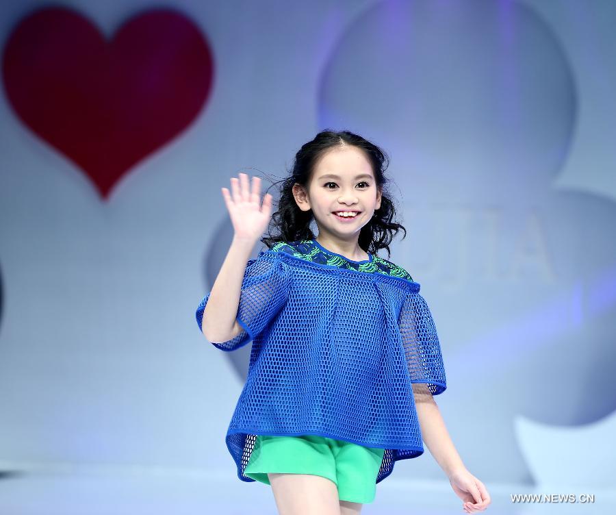 A girl presents a creation by designer Liu Jia during a show event of the China-ASEAN fashion week in Nanning, capital of southwest China's Guangxi Zhuang Autonomous Region, Jan. 2, 2015. (Xinhua/Chen Jianli) 
