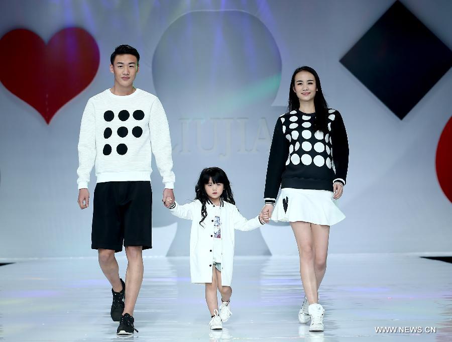 Models present creations by designer Liu Jia during a show event of the China-ASEAN fashion week in Nanning, capital of southwest China's Guangxi Zhuang Autonomous Region, Jan. 2, 2015. (Xinhua/Chen Jianli)