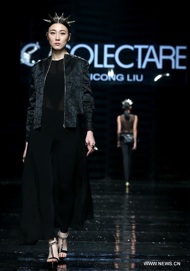 A model presents a creation by designer Liu Sicong during a show event of the China-ASEAN fashion week in Nanning, capital of southwest China's Guangxi Zhuang Autonomous Region, Jan. 2, 2015. (Xinhua/Chen Jianli) 