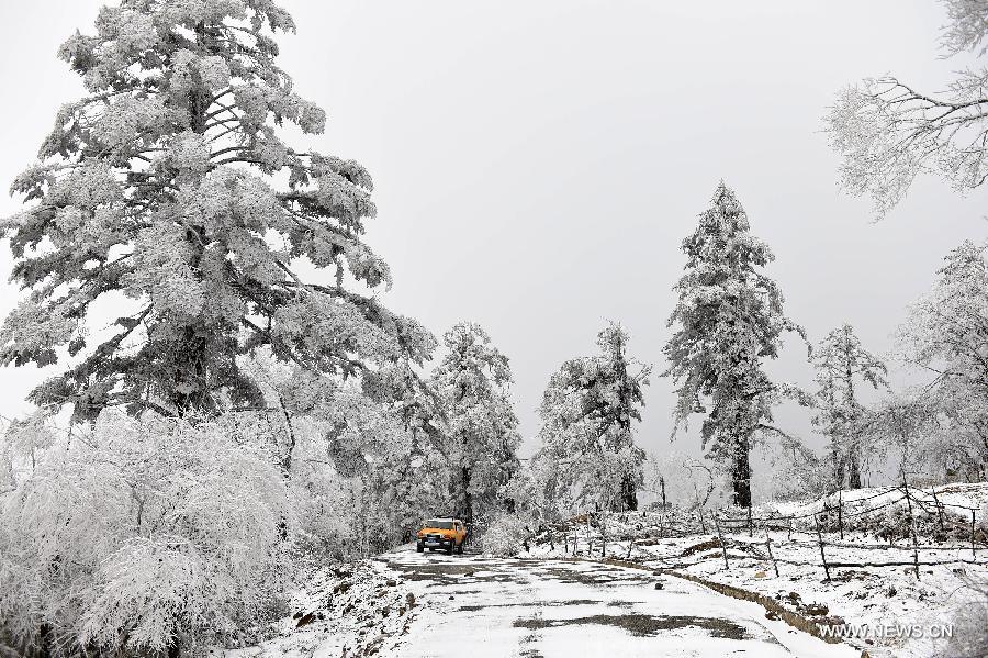 Many areas located in west and north Sichuan Province with high altitudes witnessed the first snow of 2015 on Tuesday, the Slight Cold, the 23rd solar term according to the traditional Chinese lunar calendar. 