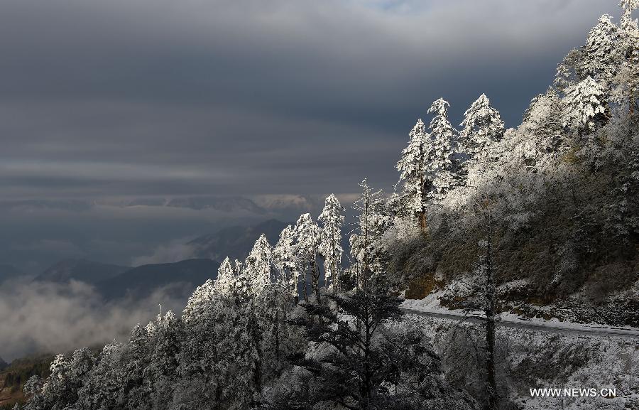 Many areas located in west and north Sichuan Province with high altitudes witnessed the first snow of 2015 on Tuesday, the Slight Cold, the 23rd solar term according to the traditional Chinese lunar calendar. 