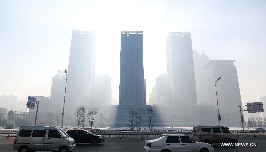 Vehicles run on a smog-shrouded road in Shenyang, capital of northeast China's Liaoning Province, Jan. 8, 2015. (Xinhua/Yao Jianfeng)