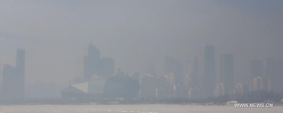 Buildings are shrouded in smog in Shenyang, capital of northeast China's Liaoning Province, Jan. 8, 2015. (Xinhua/Yao Jianfeng)