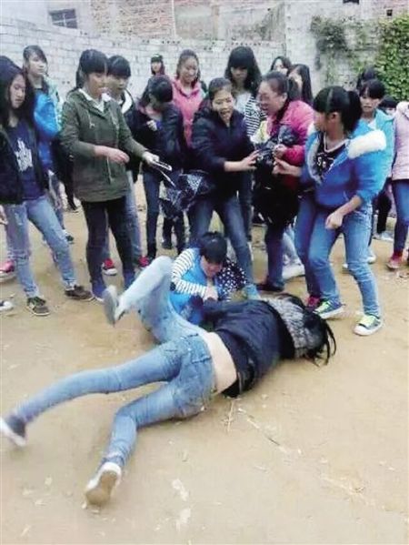 网上流传的宾阳县思陇镇女学生打群架图片(网络截图)