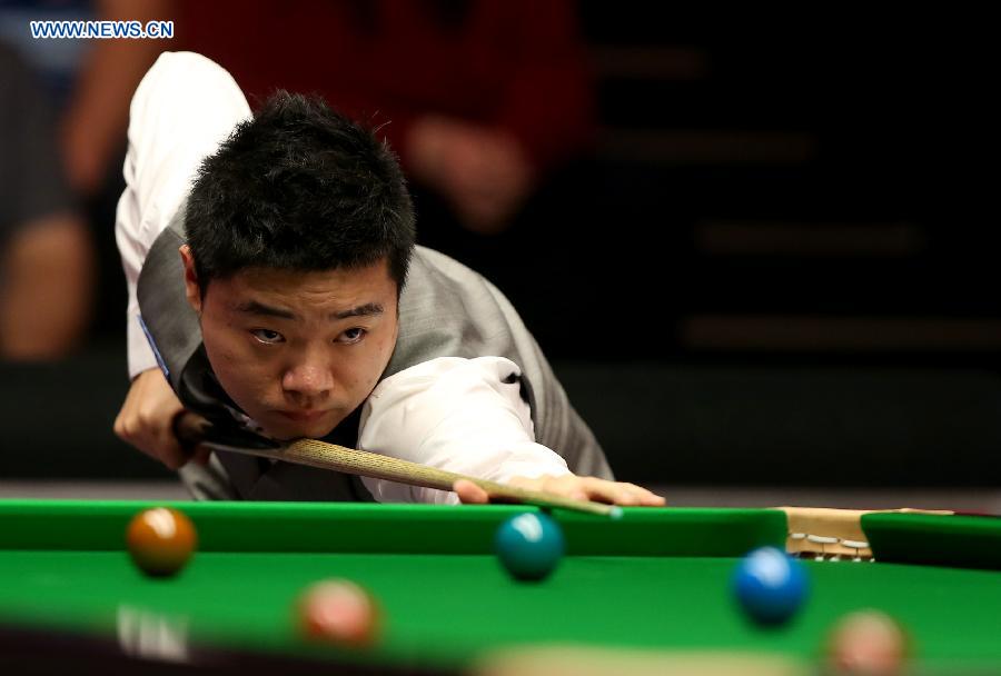 Ding Junhui of China competes during the 2015 Snooker Masters first round match against Joe Perry of England at Alexandra Palace in London, Great Britain, on Jan.14, 2015. Ding lost 3-6 and was unqualified for the second round. (Xinhua/Han Yan) 