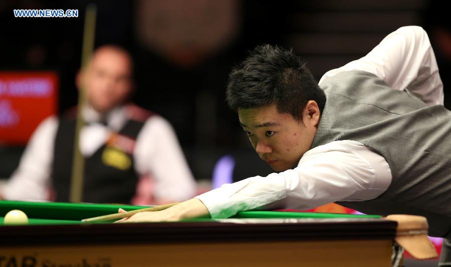 Ding Junhui of China competes during the 2015 Snooker Masters first round match against Joe Perry of England at Alexandra Palace in London, Great Britain, on Jan.14, 2015. Ding lost 3-6 and was unqualified for the second round. (Xinhua/Han Yan) 