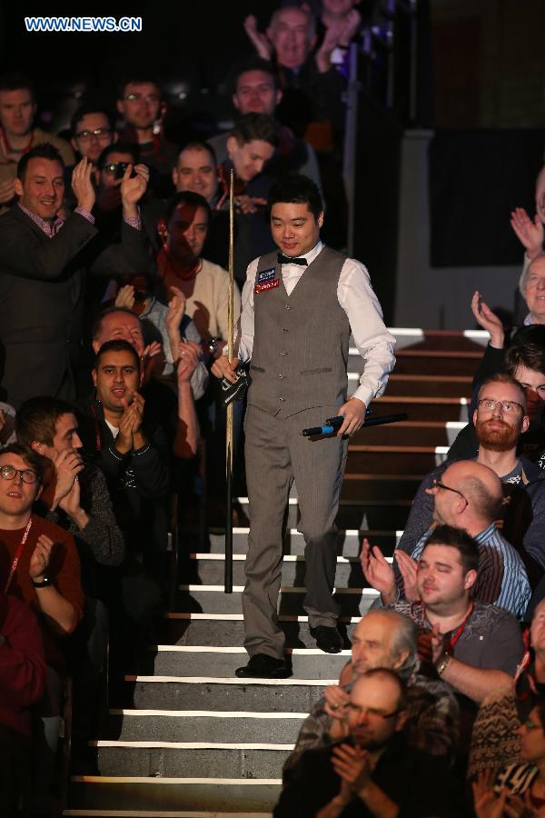 Ding Junhui of China walks through the stands ahead of the 2015 Snooker Masters first round match against Joe Perry of England at Alexandra Palace in London, Great Britain, on Jan.14, 2015. Ding lost 3-6 and was unqualified for the second round. (Xinhua/Han Yan) 