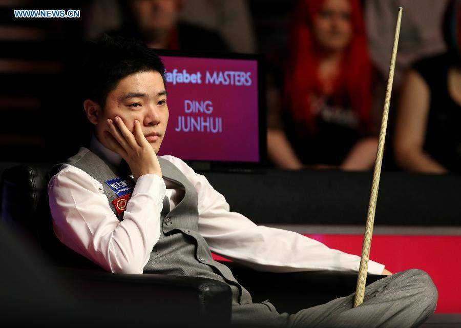 Ding Junhui of China reacts during the 2015 Snooker Masters first round match against Joe Perry of England at Alexandra Palace in London, Great Britain, on Jan.14, 2015. Ding lost 3-6 and was unqualified for the second round. (Xinhua/Han Yan) 