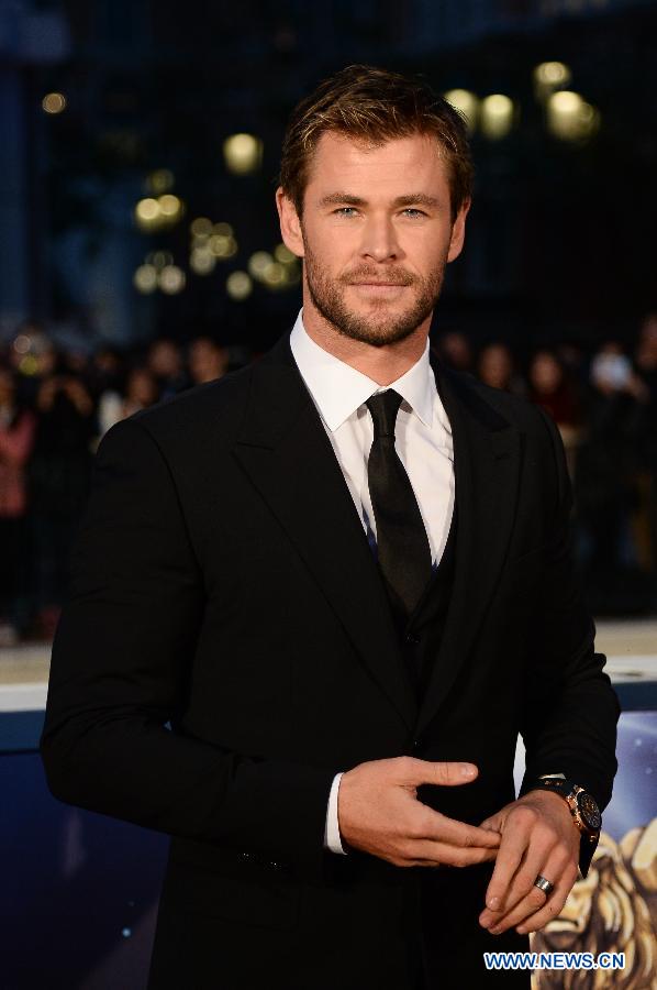 Actor Chris Hemsworth arrives on the red carpet for the 15th Huading Awards, the release ceremony of the Global Entertainment Celebrities Satisfaction Survey, in Macao, south China, Jan. 18, 2015. (Xinhua/Cheong Kam Ka)
