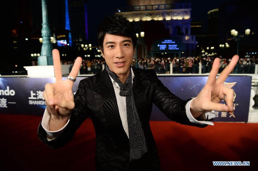 Actor Leehom Wang arrives on the red carpet for the 15th Huading Awards, the release ceremony of the Global Entertainment Celebrities Satisfaction Survey, in Macao, south China, Jan. 18, 2015. (Xinhua/Cheong Kam Ka)