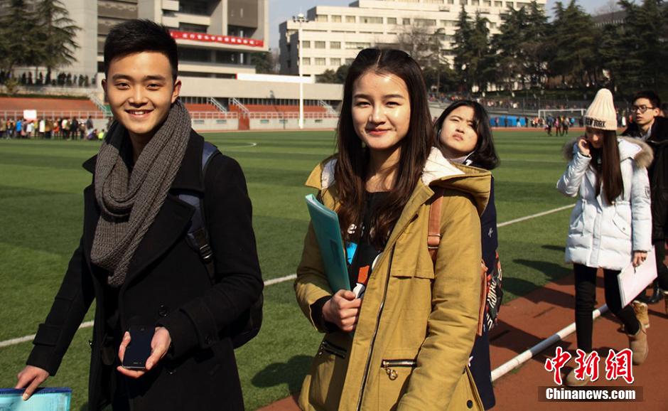 南京艺术学院艺考报名 考生帅气靓丽惹人眼球