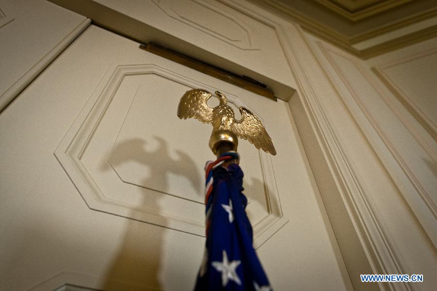 Photo taken on Jan. 23, 2015 shows a U.S. national flag with a statue of American eagles on top, at a press conference located at the residence of the Chief of Mission of the United States Interest Section in Havana, Cuba, Jan. 23, 2015.