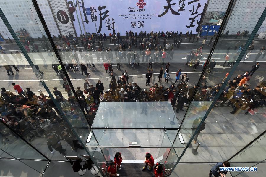 CHINA-HANGZHOU-APPLE STORE-OPEN (CN)