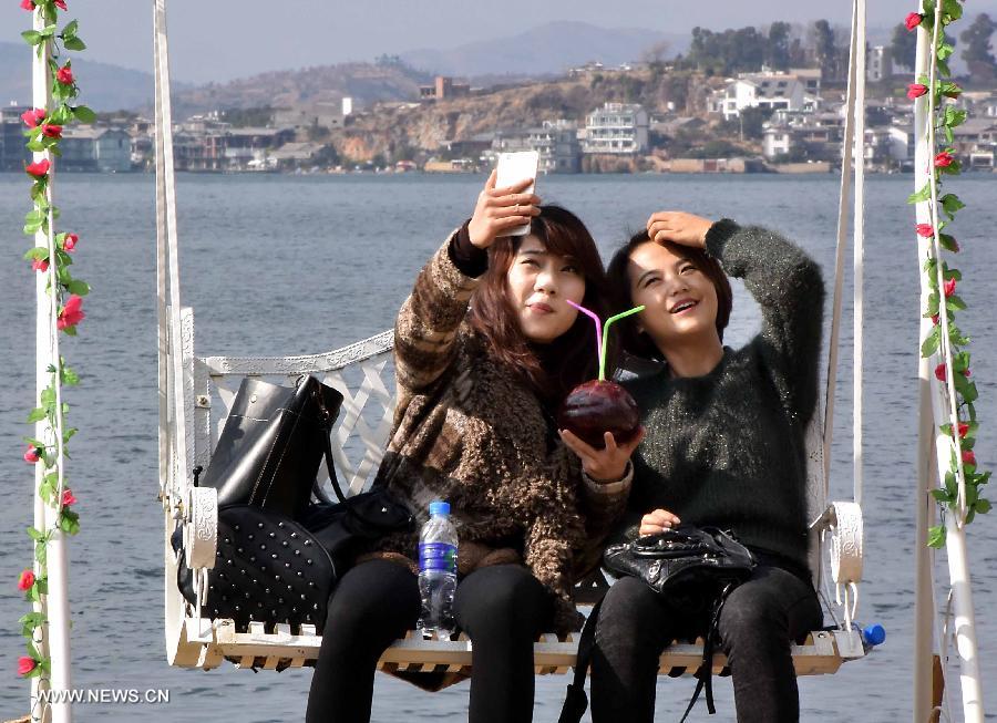 As spring approaches, the scenery on the bank of Erhai Lake has attracted many tourists. 