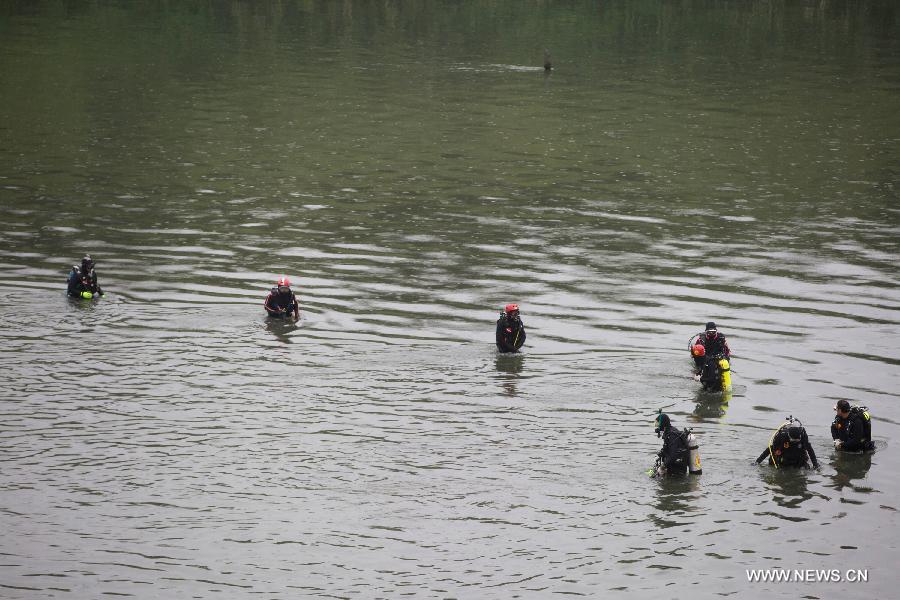 Rescuers search for missing passengers in the Keelung River in Taipei, southeast China's Taiwan, Feb. 6, 2015. 