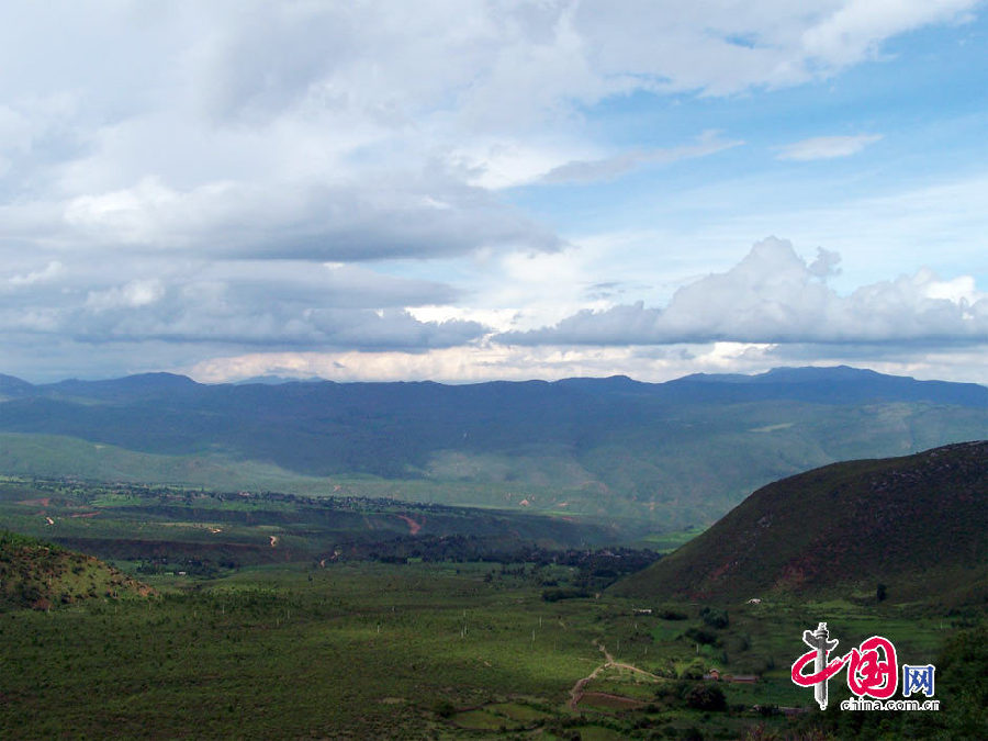 Located at the junction of Tibet, Sichuan and Yunnan, Shangri-La – Diqing Tibetan Autonomous Prefecture – corresponds fairly closely to the description of Shangri-La in the popular British novel 'Lost Horizon,' a mystical, harmonious valley.