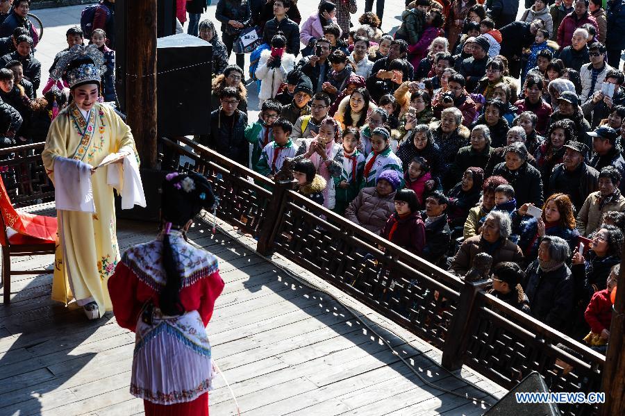 As the Spring Festival approaches, folk customs of the Chinese were reviewed here in Tangqi to celebrate the lunar New Year. The activity will last until the Lantern Festival (the 15th of the first lunar month).