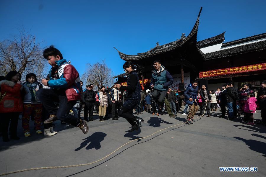 As the Spring Festival approaches, folk customs of the Chinese were reviewed here in Tangqi to celebrate the lunar New Year. The activity will last until the Lantern Festival (the 15th of the first lunar month).