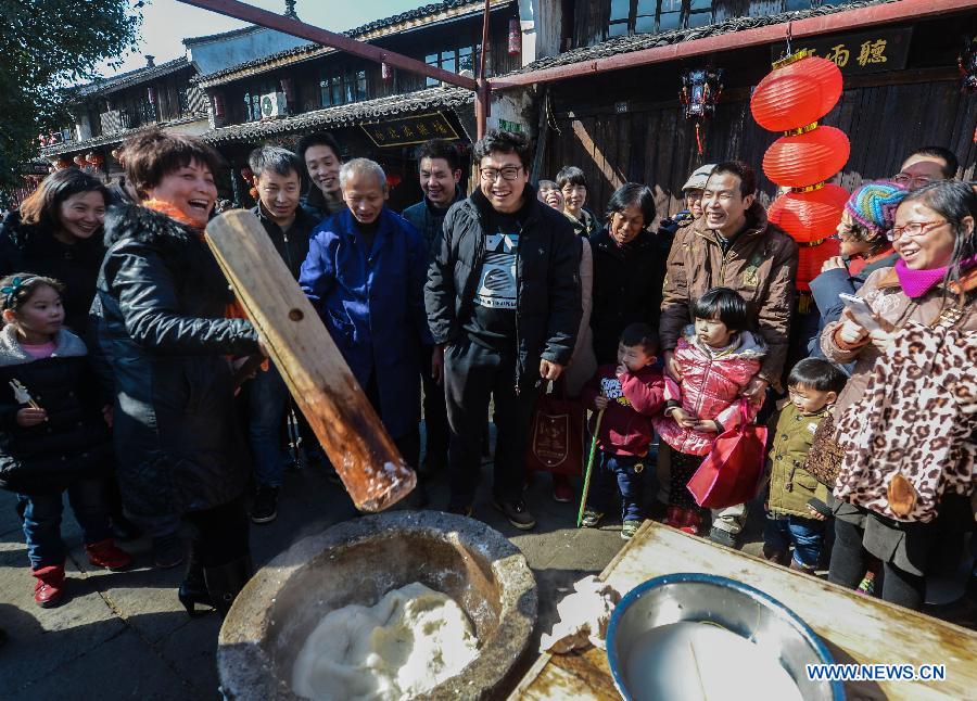 As the Spring Festival approaches, folk customs of the Chinese were reviewed here in Tangqi to celebrate the lunar New Year. The activity will last until the Lantern Festival (the 15th of the first lunar month).