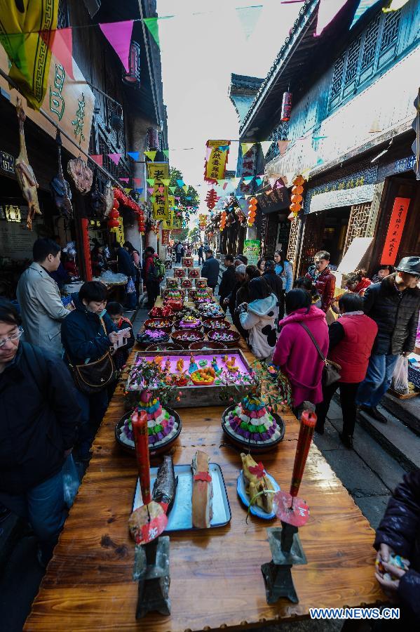 As the Spring Festival approaches, folk customs of the Chinese were reviewed here in Tangqi to celebrate the lunar New Year. The activity will last until the Lantern Festival (the 15th of the first lunar month).