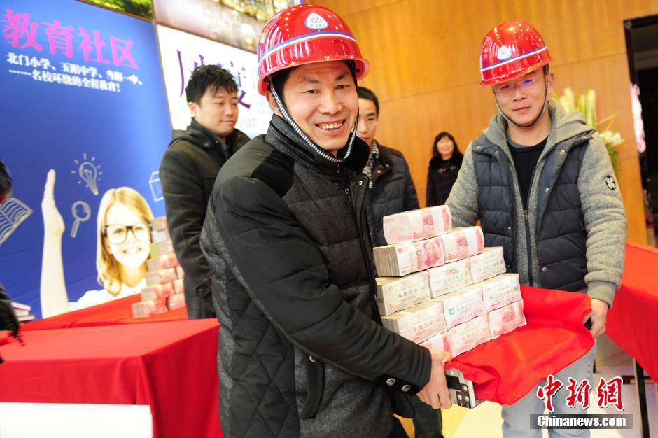 开发商堆3000余万现金给工人发工资2