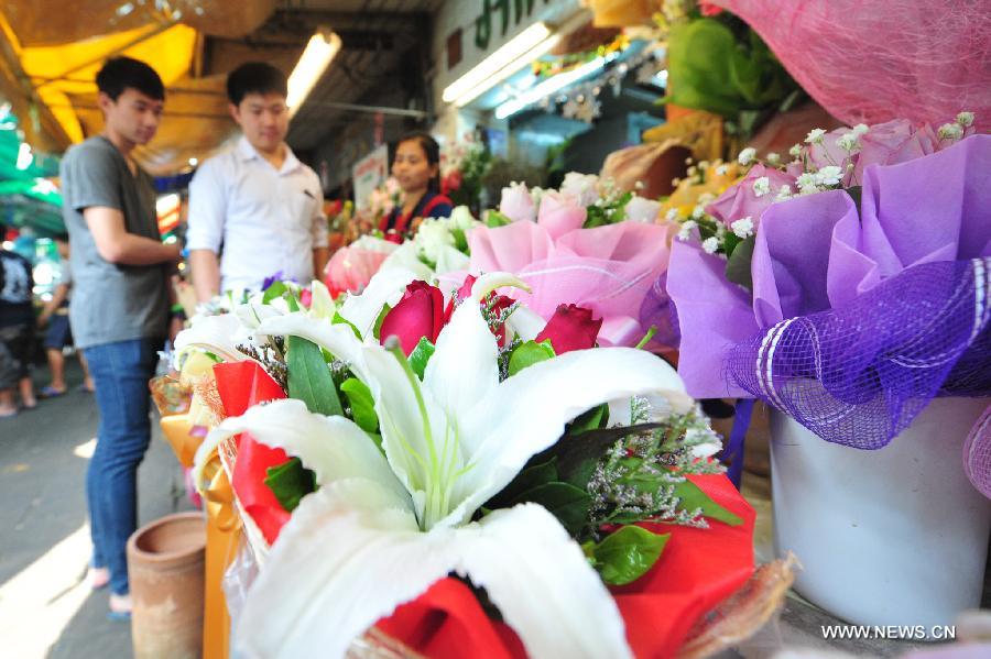 Thai people select flowers ahead of Valentine's Day at Pak Klong Talad market in Bangkok, Thailand, Feb. 13, 2015.