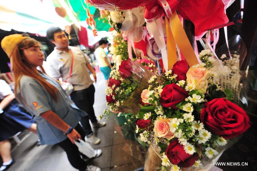 Thai people select flowers ahead of Valentine's Day at Pak Klong Talad market in Bangkok, Thailand, Feb. 13, 2015.