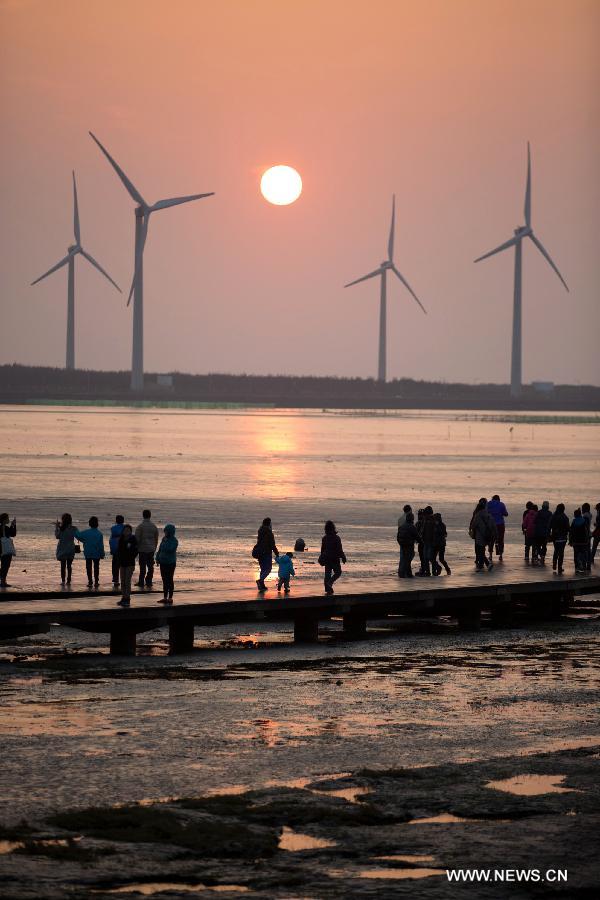 CHINA-TAICHUNG-GAOMEI WETLAND-SUNSET (CN)