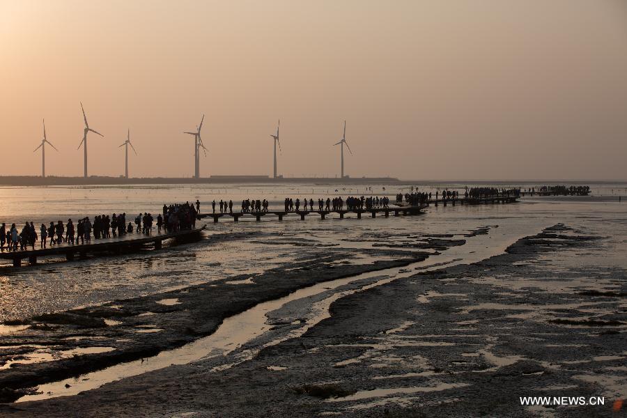 CHINA-TAICHUNG-GAOMEI WETLAND-SUNSET (CN)