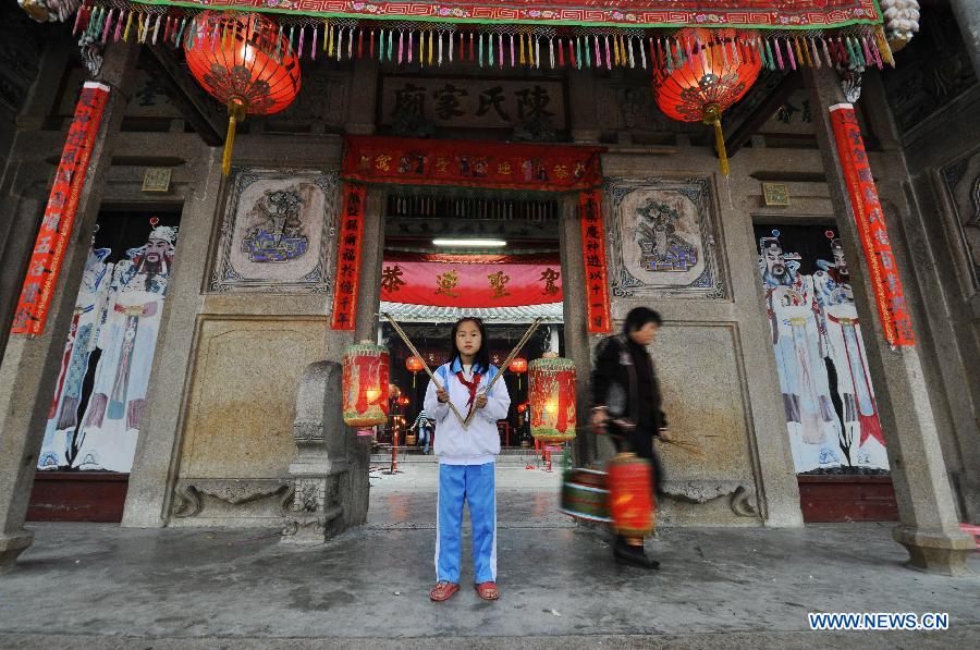 People carry lanterns to celebrate the coming Lantern Festival in Houpu Township of Shantou City, south China's Guangdong Province, March 3, 2015. The Lantern Festival falls on March 5 this year. (Xinhua/Xu Ruiwei) 