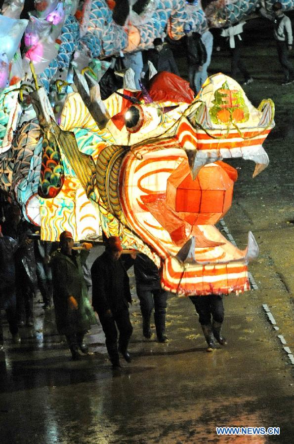 People carry a 200-meter-long dragon lantern to celebrate the coming Lantern Festival in Linfang Township of Liancheng County, southeast China's Fujian Province, March 3, 2015. The Lantern Festival falls on March 5 this year. (Xinhua/Lin Shanchuan) 