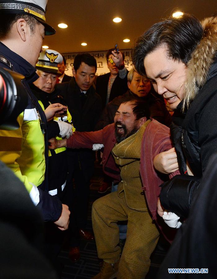 Police detain a man who attacked U.S. Ambassador to South Korea Mark Lippert in Seoul, South Korea, March 5, 2015. 