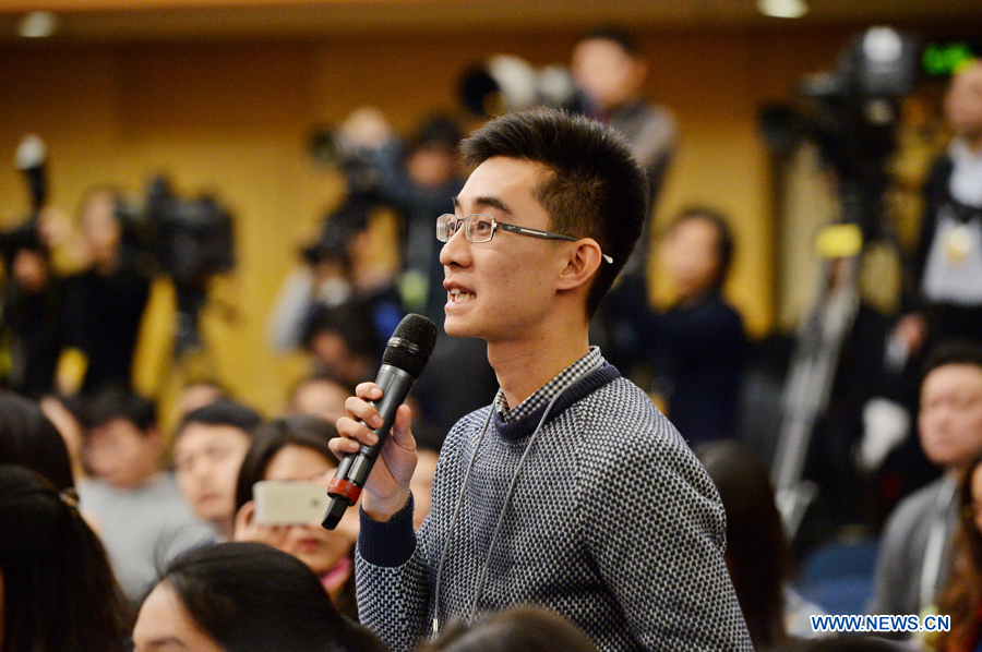 A journalist asks questions during a press conference for the third session of China's 12th National People's Congress (NPC) on fiscal and tax reform, in Beijing, capital of China, March 6, 2015. (Xinhua/LiXiang)