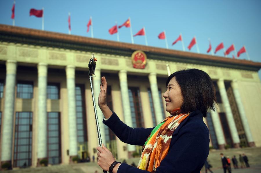 (TWO SESSIONS) CHINA-BEIJING-NPC-CPPCC-SESSIONS-SELFIE STICK(CN)