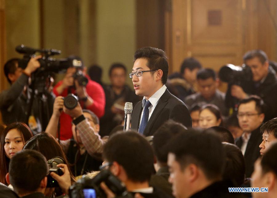 A journalist asks questions during a press conference on major economic issues for the third session of the 12th National Committee of the Chinese People's Political Consultative Conference (CPPCC) in Beijing, capital of China, March 6, 2015. Members of the 12th CPPCC National Committee Li Yining, Li Yizhong, Chen Xiwen, Justin Yifu Lin, Yang Kaisheng, Chang Zhenming, Jia Kang answered questions at the press conference. (Xinhua/Lyu Xun) 