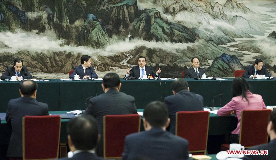 Chinese Premier Li Keqiang (back, C), also a member of the Standing Committee of the Political Bureau of the Communist Party of China Central Committee, joins a panel discussion with deputies to the 12th National People's Congress (NPC) from northeast China's Heilongjiang Province during the third session of the 12th NPC in Beijing, capital of China, March 9, 2015. (Xinhua/Huang Jingwen) 