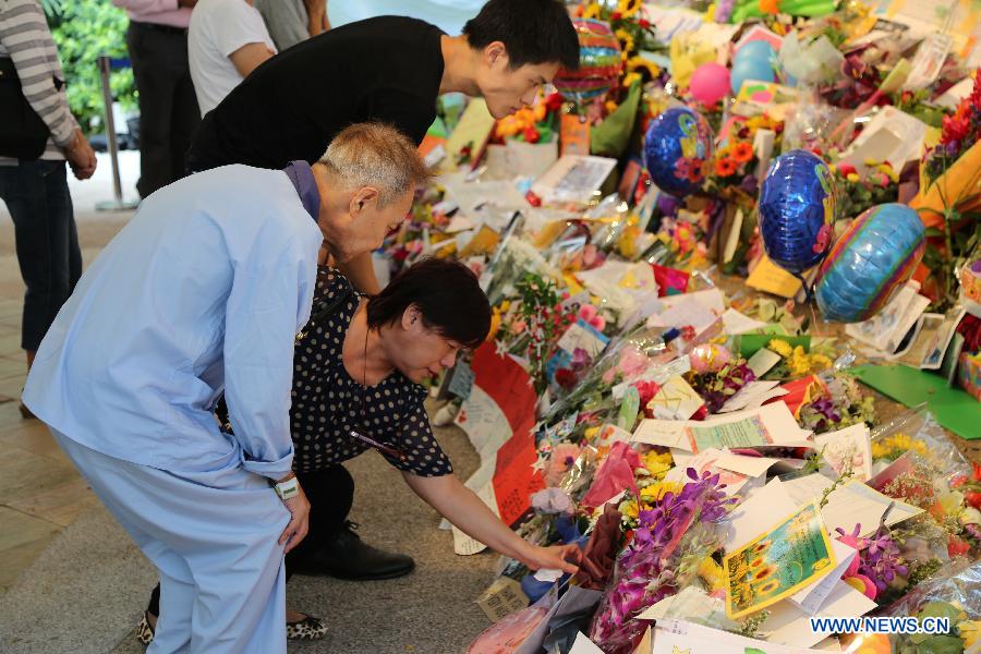 People mourn over the death of Lee Kuan Yew, former prime minister of Singapore, at the central hospital of Singapore, March 23, 2015.