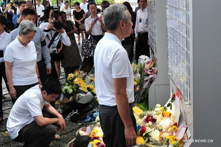 Singapore's Prime Minister Lee Hsien Loong (front) views the messages at the Istana tribute site for Singapore's former prime minister Lee Kuan Yew in Singapore, March 24, 2015. Singapore's Prime Minister Lee Hsien Loong spoke to visitors at the Istana Gate on Tuesday when he stopped to read some of the messages left for Singapore's founding prime minister Lee Kuan Yew. (Xinhua/Then Chih Wey) 