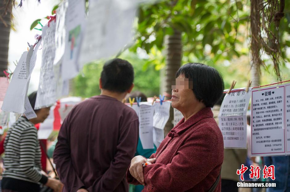 3月29日,许多中老年人甚至年轻人在广西南宁市人民公园内的"相亲树"