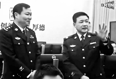 北京市副市长,市公安局局长王小洪(右)实地检查治安防控工作时的视频