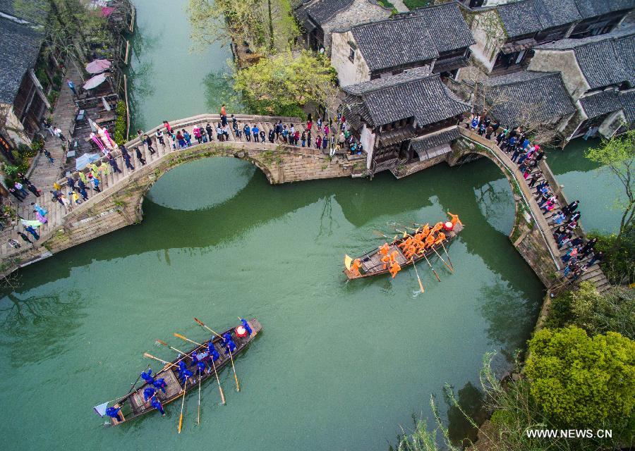 The ancient 'Xiangshi', dating back to the Tang Dynasty (618-907AD), kicked off in Wuzhen Friday. During this time each year, varieties of local dramas are staged and native vaudevilles are displayed. 