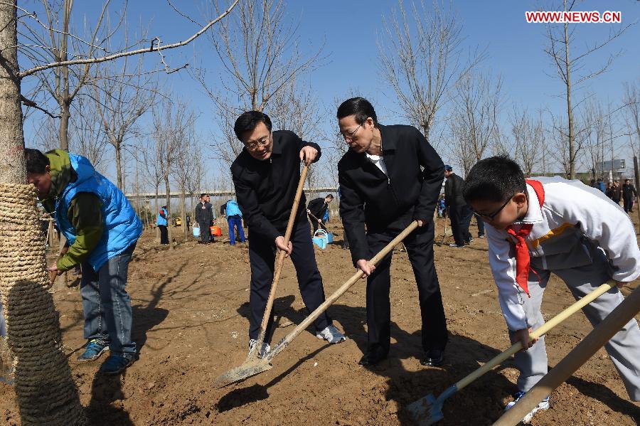 Top CPC and state leaders Xi Jinping, Li Keqiang, Zhang Dejiang, Yu Zhengsheng, Liu Yunshan, Wang Qishan and Zhang Gaoli attended a tree planting event in Beijing on Friday.