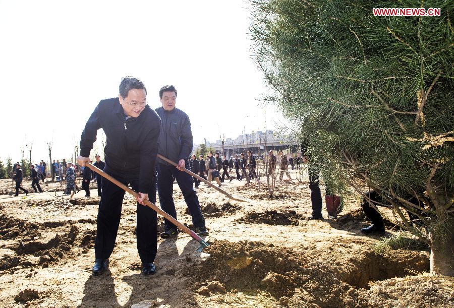Top CPC and state leaders Xi Jinping, Li Keqiang, Zhang Dejiang, Yu Zhengsheng, Liu Yunshan, Wang Qishan and Zhang Gaoli attended a tree planting event in Beijing on Friday.