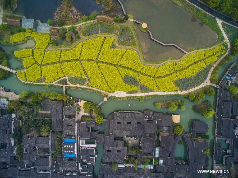 The ancient 'Xiangshi', dating back to the Tang Dynasty (618-907AD), kicked off in Wuzhen Friday. During this time each year, varieties of local dramas are staged and native vaudevilles are displayed. 