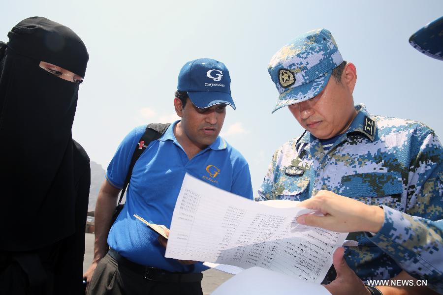 Evacuees prepare to board the Chinese Linyi missile frigate in Aden Harbor, Yemen, April 2, 2015. 